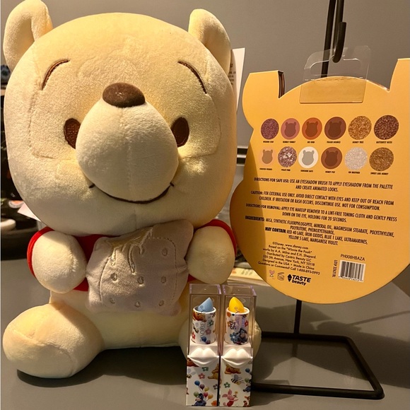 4 for 1! ADORABLE WINNIE THE POOH! POOH & 2 POOH LIP BALMS & EYESHADOW PALETTE! - Picture 2 of 7